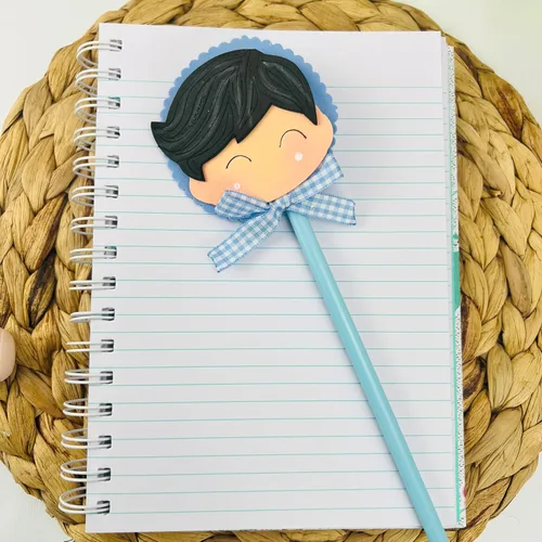 Vista 2 de Adorno para lapiz hecho a mano, adorno para lapiz de motivo de niño, aplique en goma eva para lapiz. adorno de niño para lapiz, adorable diseño
