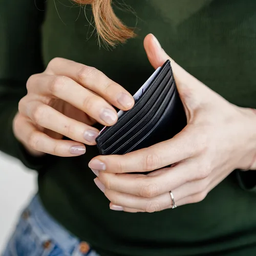 Vista 11 de BERLINER BAGS Funda de piel prémium para tarjetas, tarjetero con bloqueo RFID para hombres y mujeres, Negro -, Minimalista