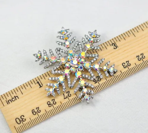 Vista 2 de Gyn&Joy Broche de copo de nieve con diamantes de imitación