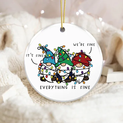 Vista 3 de Divertido adorno de gnomo 2025 – «Everything is Fine» gnomos enredados con luces – Lindo regalo de humor navideño para amigos, familiares