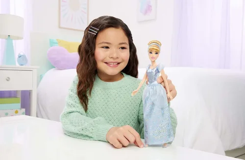 Vista 2 de Mattel Disney Princess Cenicienta Fashion Doll en aspecto característico