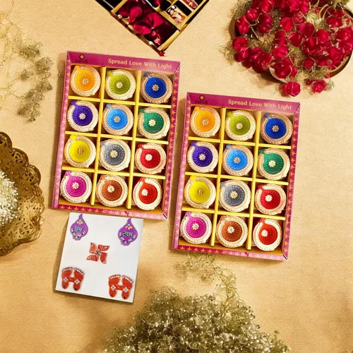 Vista 9 de SATVIK - 12 piezas de arcilla multicolor Diya con calcomanías Laxmi Charan de terracota de diámetro tradicional Puja Vilakku lámpara de aceite