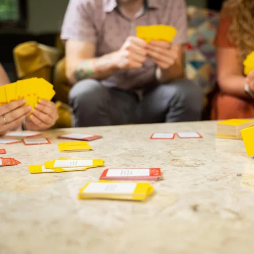 Vista 6 de Insanidad Relativa por Jeff Foxworthy - Juegos de Cartas Multijugador para Noche Familiar, Edades 14+