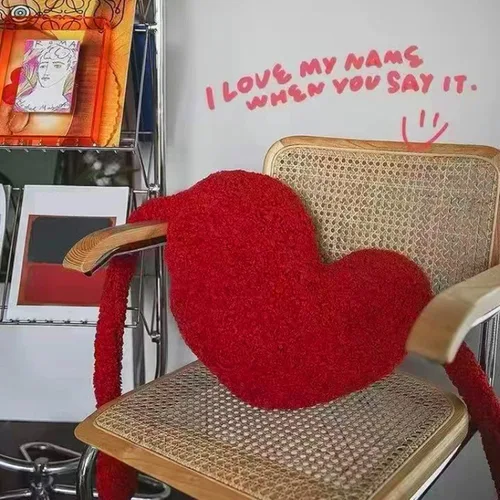 Vista 9 de Almohada de corazón rojo, cojín de brazos de dibujos animados con brazos largos para decoración de dormitorio, regalo de San Valentín