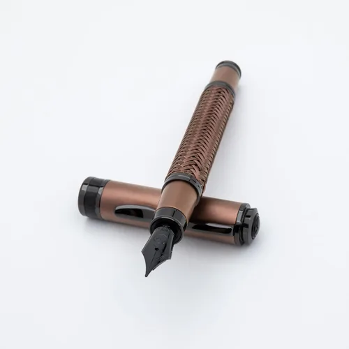 Vista 17 de Monteverde Innova Formula M - Pluma estilográfica, negra, punta media, con revestimiento PVD premium, recargable, punta de acero inoxidable JoWo