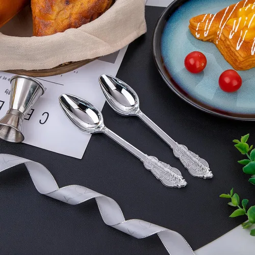 Vista 3 de WDF 100 cucharas de plástico plateadas desechables, cubiertos de plata barrocos de 6.93 pulgadas para pastel de postre, cucharas de plástico