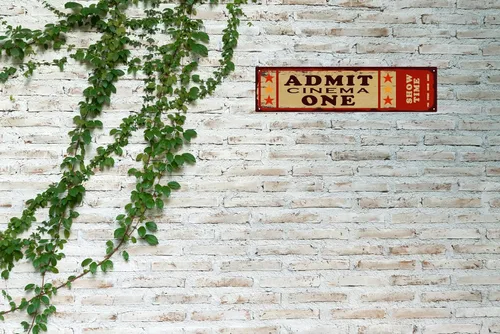 Vista 6 de Cartel de hojalata Cinema Vibes at Home Admit One Movie Ticket, letrero divertido inspirado en el carnaval vintage para tu cine en casa, 16 x 4