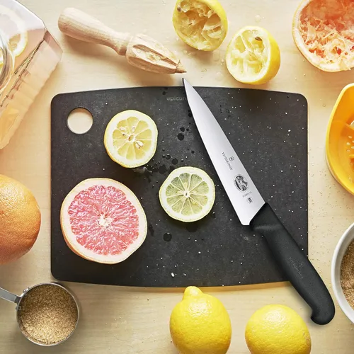 Vista 2 de Cuchillo de chef Victorinox, cuchillo pequeño de 5 pulgadas con mango de Fibrox, cuchillo de chef, 6 pulgadas, Negro