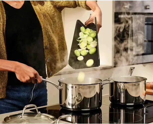 Vista 7 de Joseph Joseph Chop2Pot - Tabla de cortar plegable, tabla de preparación de alimentos grande
