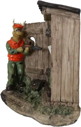 Vista 6 de Ebros Gift 'Gotcha!' Rústica Vida Silvestre Caza Ciervo con Rifle Capturando a un Cazador Conmocionado Leyendo Periódico en Cabaña Outhouse Figurita
