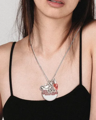 Vista 6 de Abitoncc Collar Stranger Charm de acero inoxidable Eddie alfabeto bombilla Once Bike Demogorgon notas al revés Guitarra Pick Munson Collares