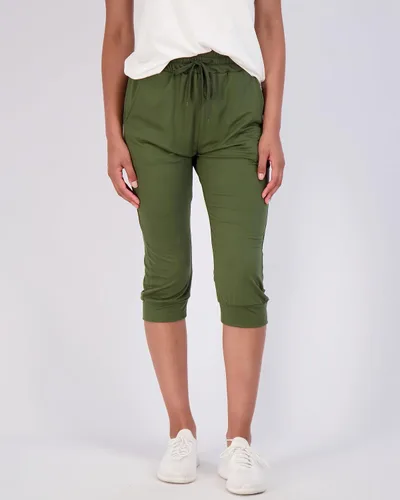 Vista 2 de Real Essentials Paquete de 3 pantalones deportivos capri para mujer, con puños, atléticos, casuales, suaves, con bolsillos