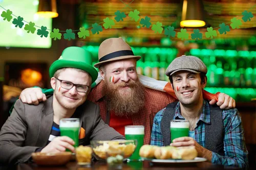 Vista 3 de JOZON Paquete de 3 carteles de fieltro con trébol para el día de San Patricio, decoración de trébol de la suerte, decoración de fiesta con cuerdas