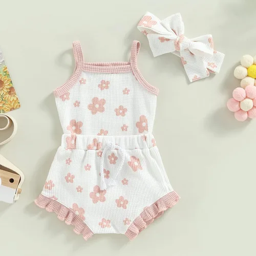 Vista 2 de Qiylii Conjunto de pantalones cortos de verano para bebé recién nacida, diseño floral, con tirantes, parte superior con volantes, pantalones cortos