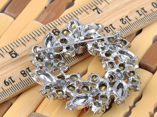 Vista 3 de Alilang Broche para mujer inspirado en diamantes de imitación, diseño floral de Navidad