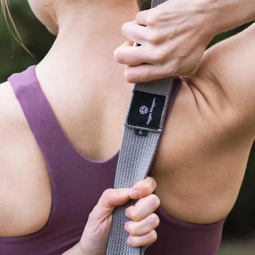 Vista 5 de Hugger Mugger Correa de yoga de algodón con cincha, algodón súper fuerte, hebilla silenciosa estilo cincha, longitud larga, ideal para personas más
