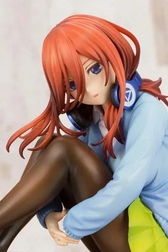 Vista 2 de Kotobukiya Los quintillizos por excelencia: Miku Nakano Figura a escala 1/8