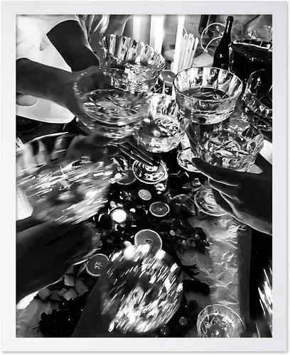Vista 46 de Monem Art - Póster de mujer en la bañera, estampado de champán vertido, arte con alcohol, arte funky, arte en blanco y negro, arte fotográfico