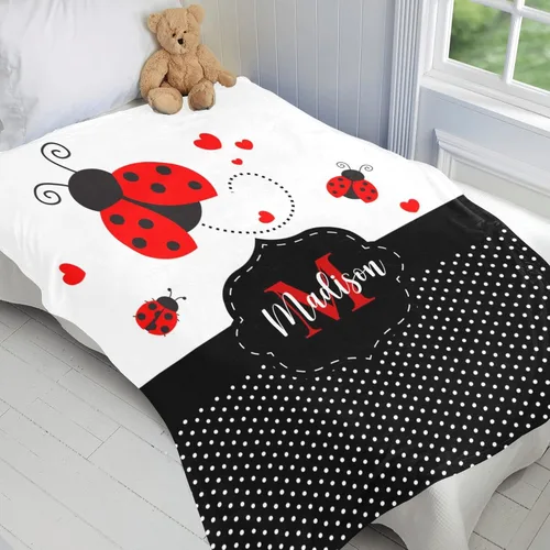 Vista 2 de Manta de forro polar con monograma y diseño de lunares negros con nombre para niñas que duermen con diseño de mariquita, 50 x 60 pulgadas, regalo