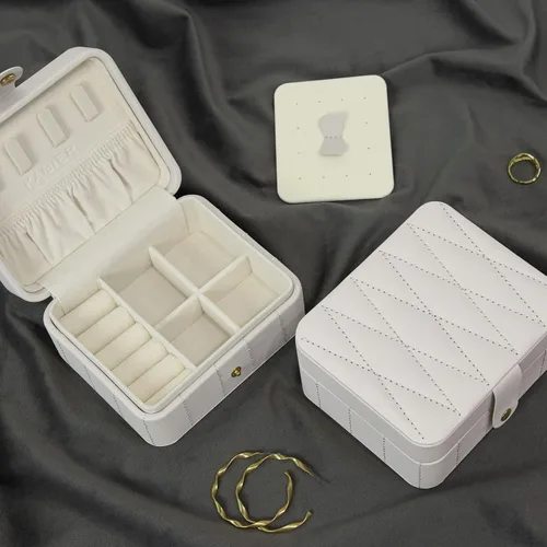 Vista 2 de KAMIER Organizador de joyas de viaje cajas de joyería portátiles de cuero acolchado con diamantes para mujeres y niñas organizador pequeño