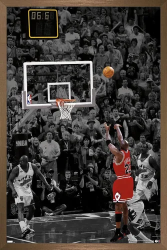 Vista 14 de Trends International Michael Jordan - Póster de pared The Shot, 22.4 pulgadas de largo x 14.7 pulgadas, versión enmarcada en madera de granero