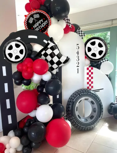 Vista 5 de Kit de guirnalda de arco de globos de auto de carreras, 103 globos rojos, negros y plateados con banderas a cuadros y globos de ruedas