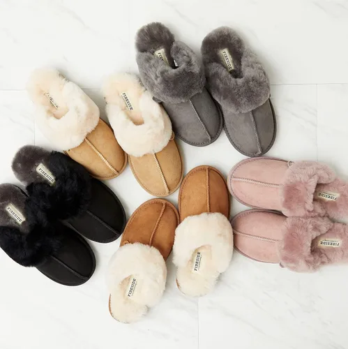 Vista 2 de Dearfoams Women's Fireside Sydney Shearling Fur IndoorOutdoor Scuff Slipper with Wide Widths