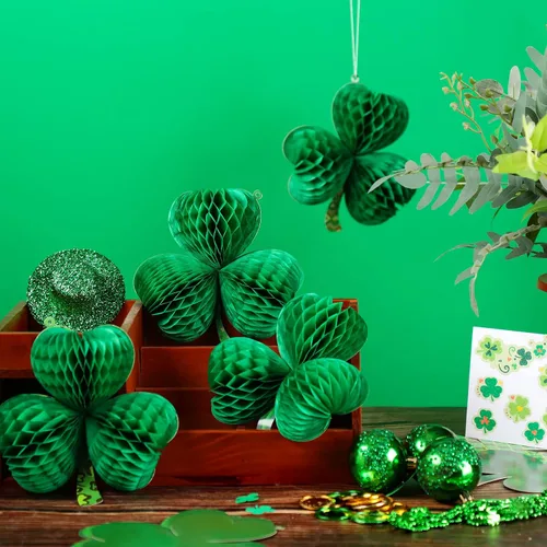Vista 4 de Karenhi 12 piezas de decoración grande del día de San Patricio de 6.7 pulgadas, adornos de panal de abeja de trébol irlandés 3D, decoración de techo