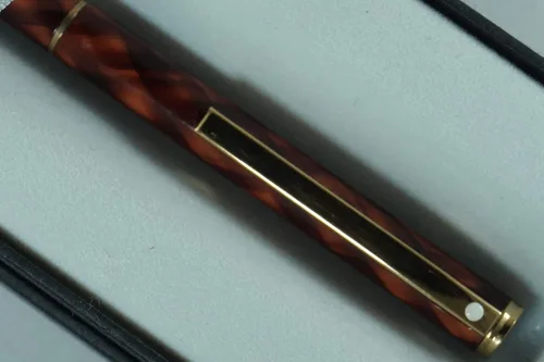 Vista 2 de Sheaffer Rare Made in the USA Signature Slim Classic Fashion entrecruzada Tartán a cuadros de madera roja Barril y tapa, y bolígrafo chapado en oro.