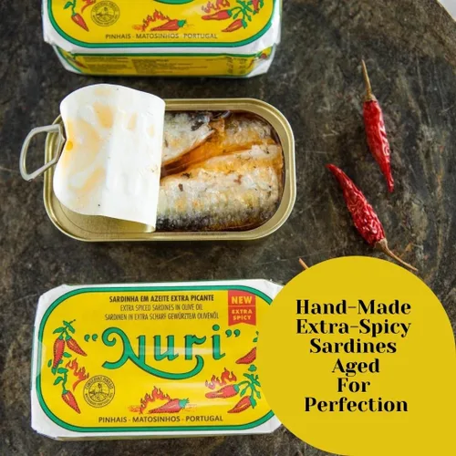 Vista 3 de NURI Sardinas portuguesas en aceite de oliva extra especiado, paquete de 8 (latas de 4.4 onzas)