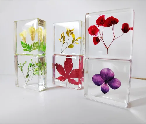 Vista 5 de Pisapapapeles de flores, 6 piezas de resina para escritorio con muestras de flores prensadas reales, decoración de mesa, cubo cuadrado transparente