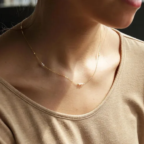 Vista 3 de Collner Delicado collar de perlas chapado en oro de 14 quilates, bonito collar de perlas individuales elegante gargantilla de perlas pequeñas