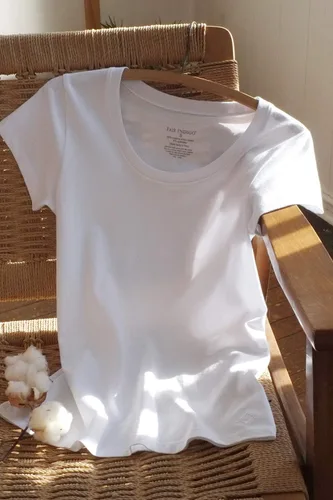 Vista 3 de Fair Indigo Camiseta de manga corta de algodón Pima orgánico con cuello redondo para mujer
