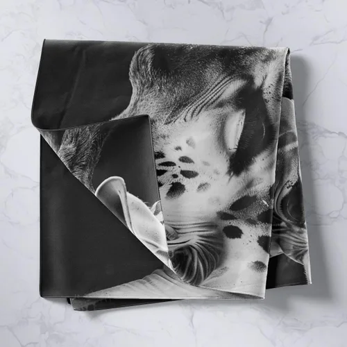 Vista 2 de Homewish Tapices de jirafa para bebé, tapiz de jirafa 3D, color negro y blanco, arte para colgar en la pared, arte para dormitorio, estético
