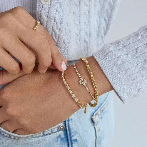 Vista 4 de BaubleBar Juego de pulsera Pisa para mujer, tres pulseras de cuentas chapadas en oro, joyería de moda, regalo de moda