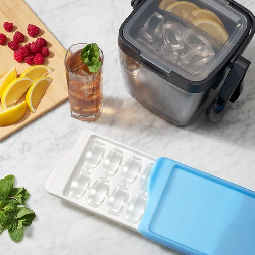 Vista 4 de OXO Good Grips - Cubo de hielo con pinzas, cuchara y bandeja para adornar