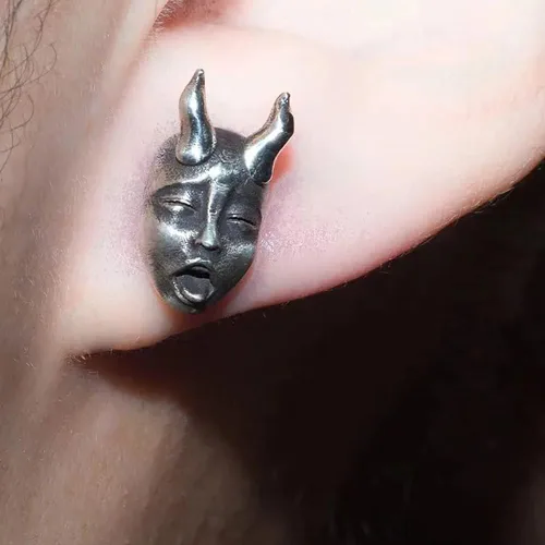 Vista 4 de Pendientes de demonio gótico con máscara de fantasma de diablo Prajna para bebé con cara de bebé, pequeños aretes de terror de Halloween