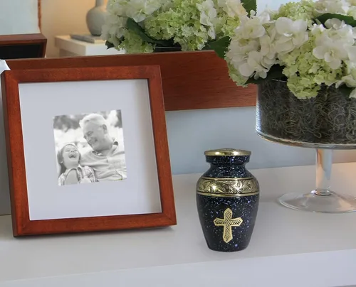 Vista 4 de Urna de cremación de cruz negra para cenizas hombre adulto – Urnas de cremación personalizadas para cenizas humanas, urnas decorativas para hombre