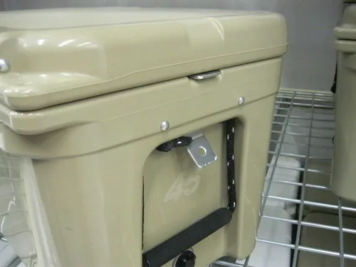 Vista 2 de CodyCo Cooler Lock compatible con cofres de hielo duros RTIC ultra resistentes, protección definitiva de refrigerador, soporte de seguridad