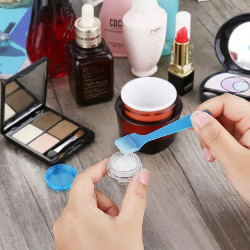 Vista 4 de Accmor 50 recipientes vacíos de plástico transparente para muestras de 0.11 oz con tapas, tarros cosméticos con 5 mini espátulas