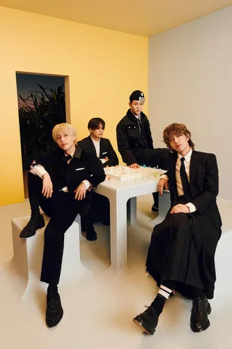 Vista 4 de SHINee HARD 8th Album ONEW Version 1p Folded Poster on Pack+28p PhotoBook+1p PhotoCard+Tracking Sealed