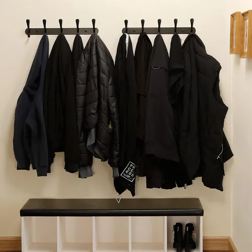 Vista 3 de SKOLOO Perchero de pared moderno, perchero de pared de metal con 5 ganchos, resistente riel de pared para colgar abrigos, chaquetas, ropa, Negro