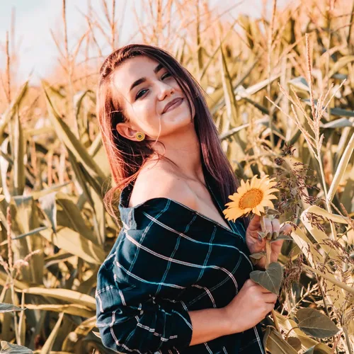 Vista 2 de Sepfavo Aretes tipo dormilona de girasol, joyería para niñas y mujeres, bonitos aretes esmaltados con girasol, dorados, hipoalergénicos para niñas