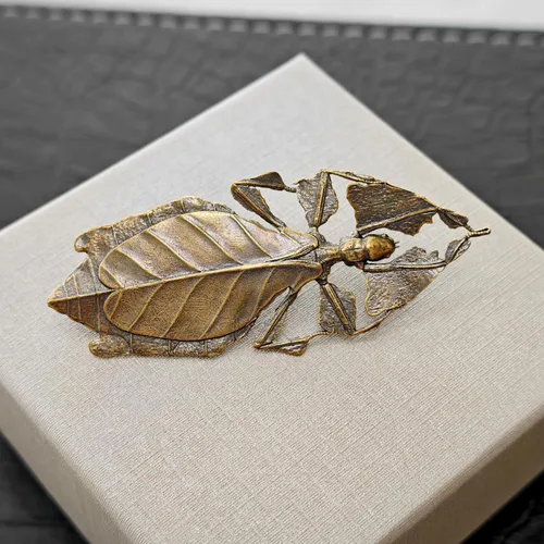 Vista 2 de Broche vintage de hoja de latón con insectos, diseño natural, hecho a mano, unisex, antiguo, para hombres y mujeres, chaqueta, abrigos, vestidos