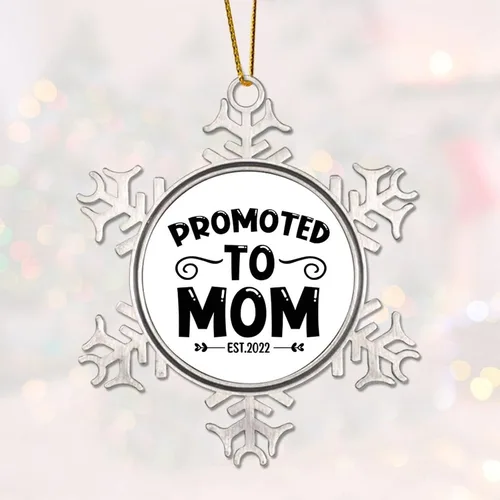 Vista 3 de Promoted to Mom Est 2022 Adornos de metal divertidos adornos de Navidad, recuerdo colgante de copo de nieve para invierno, Año Nuevo, decoración