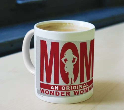 Vista 2 de Trend Setters Wonder Woman – Mamá – Con licencia oficial – Taza de cerámica blanca de 11 oz – Perfecto para regalar o coleccionar WMUG800