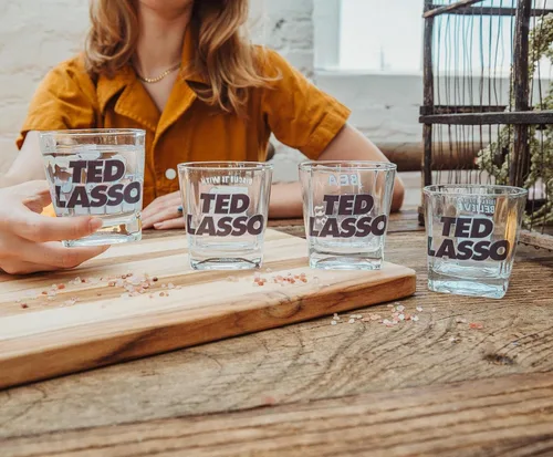 Vista 4 de Silver Buffalo Ted Lasso - Mini vasos de 10 onzas, juego de 4 vasos de whisky para bar en casa, cocina