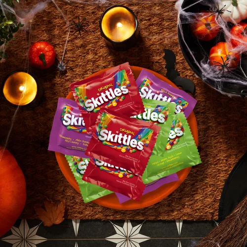 Vista 7 de Wrigley's Skittles Fun Size Original, Wild Berry y Sour Chewy - Paquete variado de dulces de Navidad, paquete variado de dulces de Navidad, bolsa a