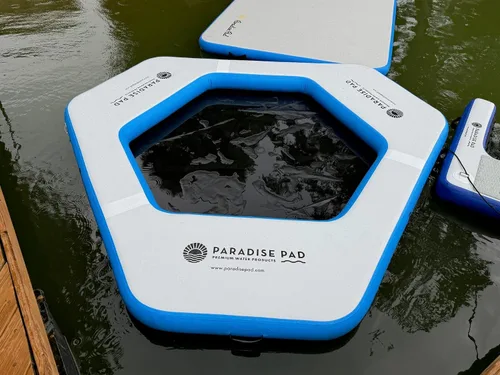 Vista 7 de Alfombrilla de agua inflable – Plataforma flotante triangular de 9 pies con malla Hamaca de agua resistente flotador de lago