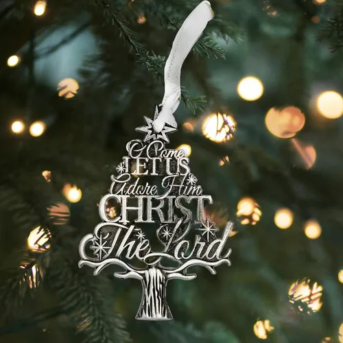 Vista 5 de Adorno colgante de Navidad grabado en forma de árbol de metal plateado con texto en inglés "O Come Let Us Adore Him Christ the Lord", 2.75 pulgadas